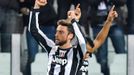 Fotbalisté Juventusu Claudio Marchisio (vlevo) a Arturo Vidal slaví gól v utkání proti Nordsjaellandu v Lize mistrů 2012/13.