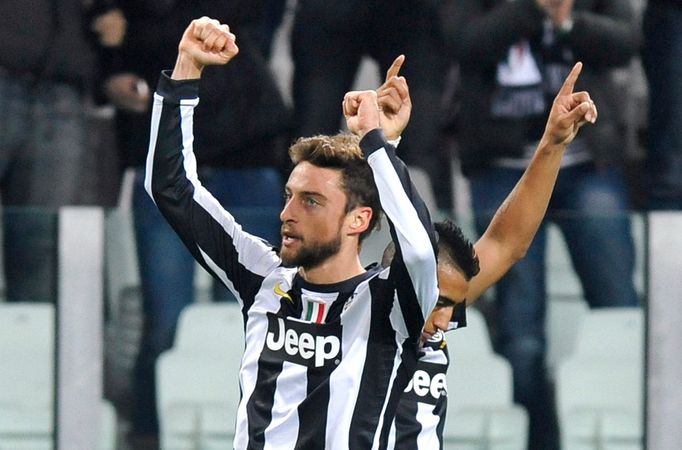 Fotbalisté Juventusu Claudio Marchisio (vlevo) a Arturo Vidal slaví gól v utkání proti Nordsjaellandu v Lize mistrů 2012/13.