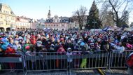 Na čtyři bývalé žáky zdejší základní školy na náměstí Míru se přišlo podívat zaplněné náměstí.