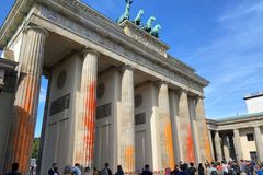 Aktivisté v Německu barvou poničili Braniborskou bránu, policie zadržela 14 lidí