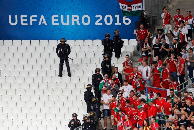 Euro 20161: výtržnosti maďarských fanoušků před zápasem s Islandem v Marseille