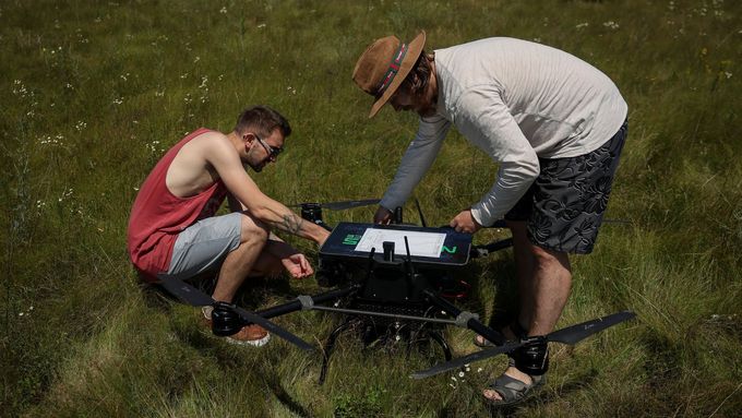 Vzdušný boj na Ukrajině možná ovládne umělá inteligence. Mohla by řídit stovky dronů naráz.