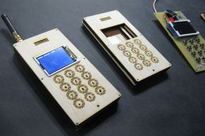 Hardwarium: dřevěný mobil,digitální fotoaparát z kartónu, malý automat