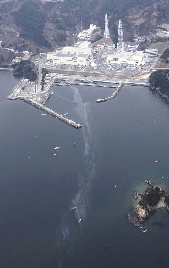 Onagawa: Snímek ukazuje, jak do moře uniká radioaktivní voda