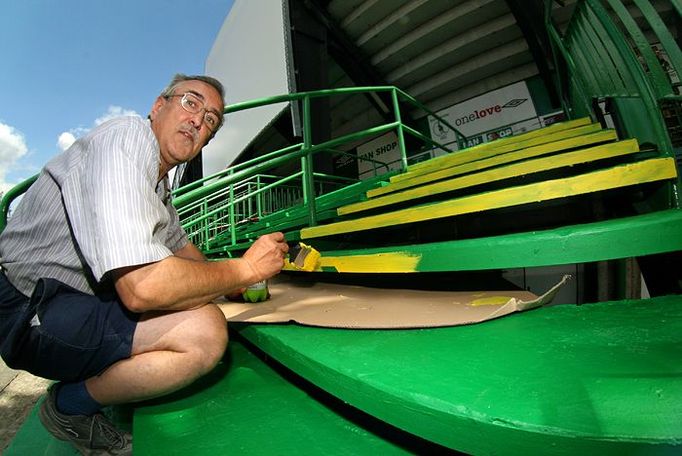 Na všech možných místech se maluje, kromě kabin a fasády se musí natřít i zábradlí a schody. Na prvním fotbalovém zápase fanoušci jistě poznají, kolik se toho opravilo.