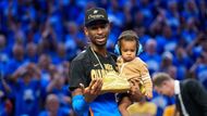 Shai Gilgeous-Alexander z Oklahomy slaví titul v NBA