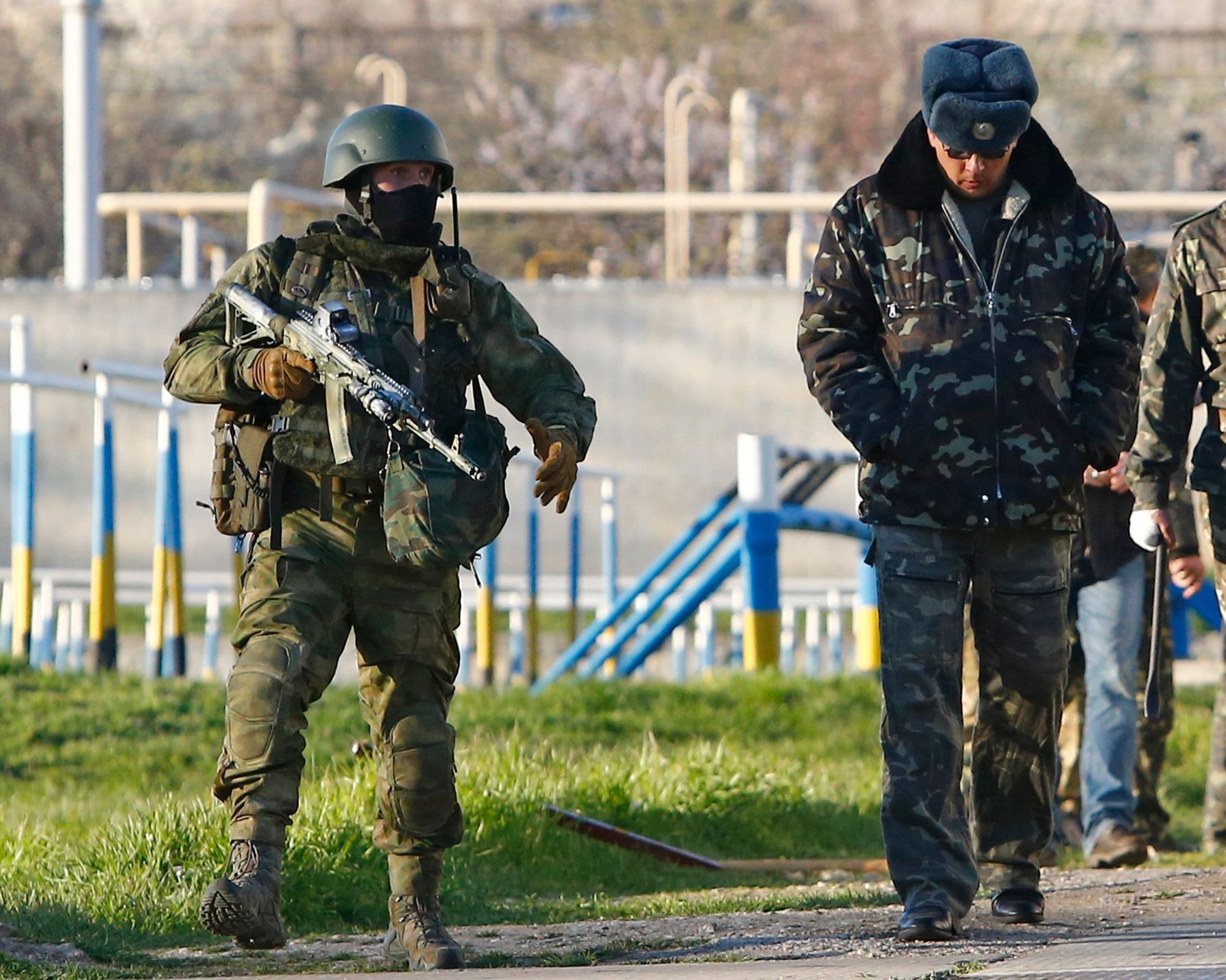 Ruský a ukrajinský voják na základně Belbek u Sevastopolu.
