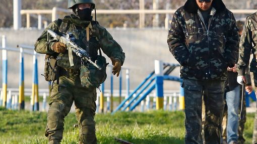 Ruský a ukrajinský voják na základně Belbek u Sevastopolu.