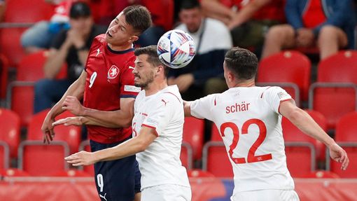 Adam Hložek, Remo Freuler a Fabian Schar v zápase Ligy národů Česko - Švýcarsko