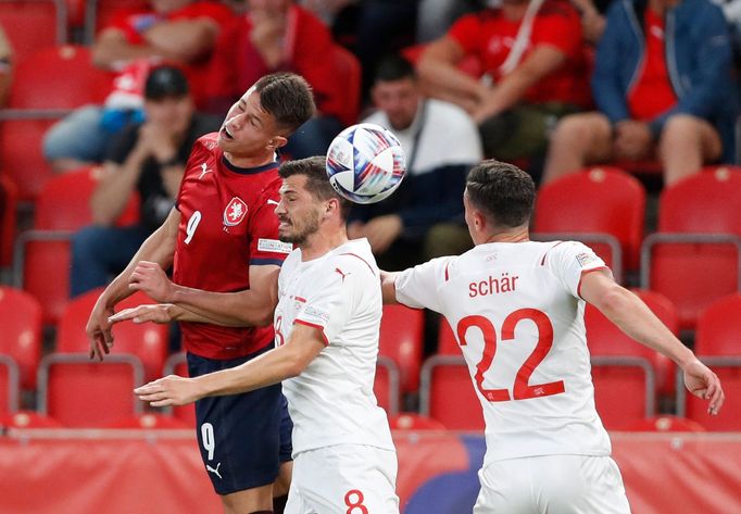 Adam Hložek, Remo Freuler a Fabian Schar v zápase Ligy národů Česko - Švýcarsko