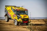Ale k čemu by byly zkušenosti, kdyby je nebylo díky technice možné proměnit ve výsledek. Už druhý rok technický tým pod vedením Macíka staršího připravuje na Dakar kamion Iveco, jemuž se přezdívá Karel.