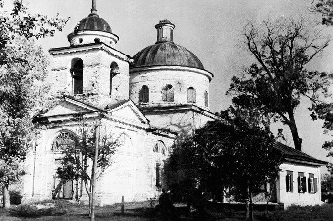 Kostel Zesnutí přesvaté bohorodičky v Sokolovu. Snímek z roku 1953, pořízený výpravou čs. novinářů.