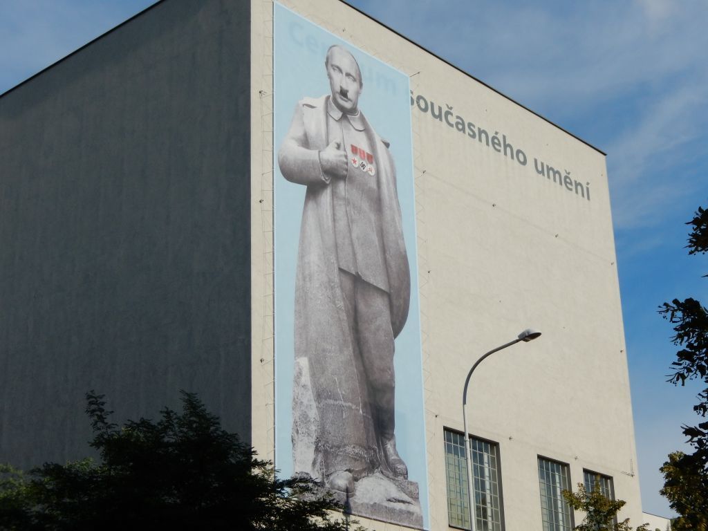 Karikatura Putina na budově Centra současného umění Dox v Praze.