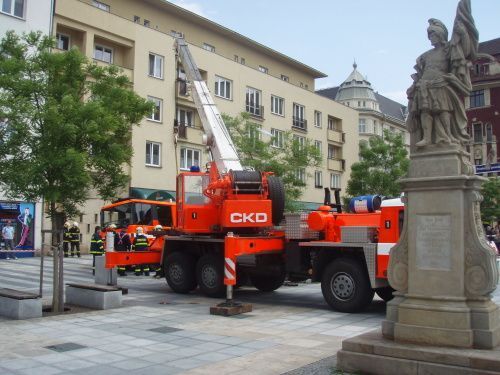 V centru Ostravy se do země propadlo hasičské auto