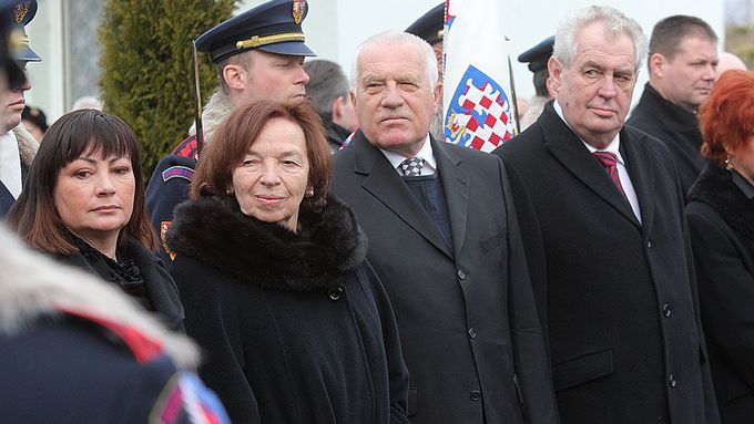 Končící a nastupující prezidenti se svými manželkami před hrobem prvního československého prezidenta T.G. Masaryka.