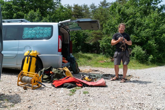 Čeští speleologové zkoumají slovinskou jeskyni Kačna jama