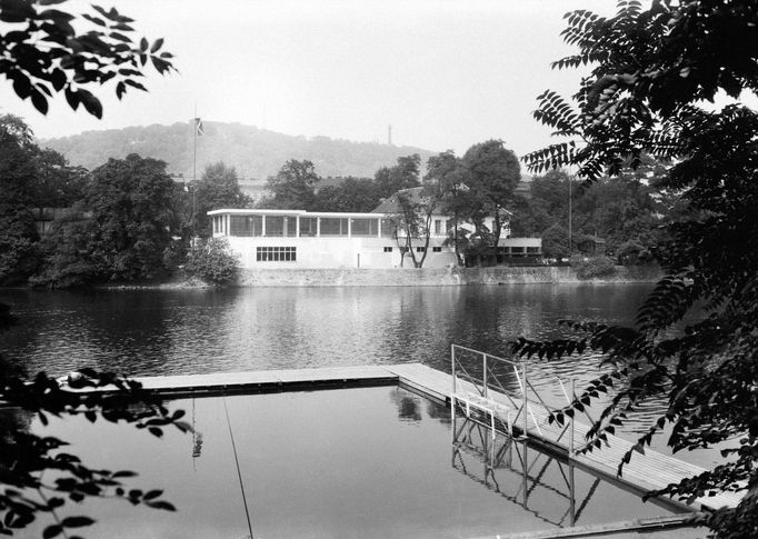 Pohled před Vltavu na Střelecký ostrov, kde se v roce 1937 stavěl nový pavilon.