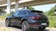 Macan vypadá jako porsche a jezdí jako porsche. Jeho jízdní vlastnosti v zatáčkách připomínají spíše hbitý hatchback než středně velké SUV s délkou karoserie na milimetr stejnou jako u Škody Kodiaq.