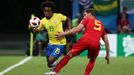 Willian a Jan Vertonghen v zápase Brazílie - Belgie na MS 2018