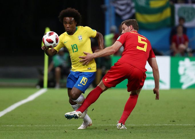 Willian a Jan Vertonghen v zápase Brazílie - Belgie na MS 2018