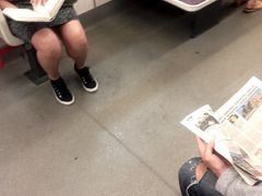 Momentka z metra v Praze. Rozmohl se nám tady takový nešvar: sezení v poloze pootočené o 90 stupňů oproti opěradlu. V poloprázdném vagóně přípustné, ale…