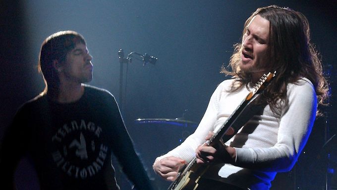 John Frusciante (vpravo) na koncertu Red Hot Chili Peppers v roce 2003.
