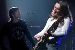 Do kapely Red Hot Chili Peppers se po desetileté pauze vrací kytarista Frusciante