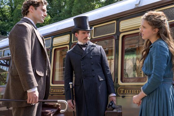 Henry Cavill jako Sherlock, Sam Claflin v roli Mycrofta a Millie Bobby Brownová coby Enola Holmesová.