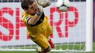 Iker Casillas chytá penaltovou střelu Joaa Moutinha během semifinálového utkání Eura 2012 mezi Portugalskem a Španělskem.