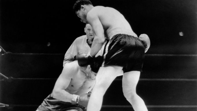 Joe Louis knockoutuje Maxe Schmelinga v červnu 1938