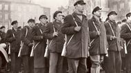 Únor 1948. Ozbrojená pěst dělnické střídy Lidové milice na Staroměstském náměstí.