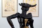 "Dalí do každé rodiny". Pražská galerie vystavuje unikátní sochu i ilustrace Božské komedie
