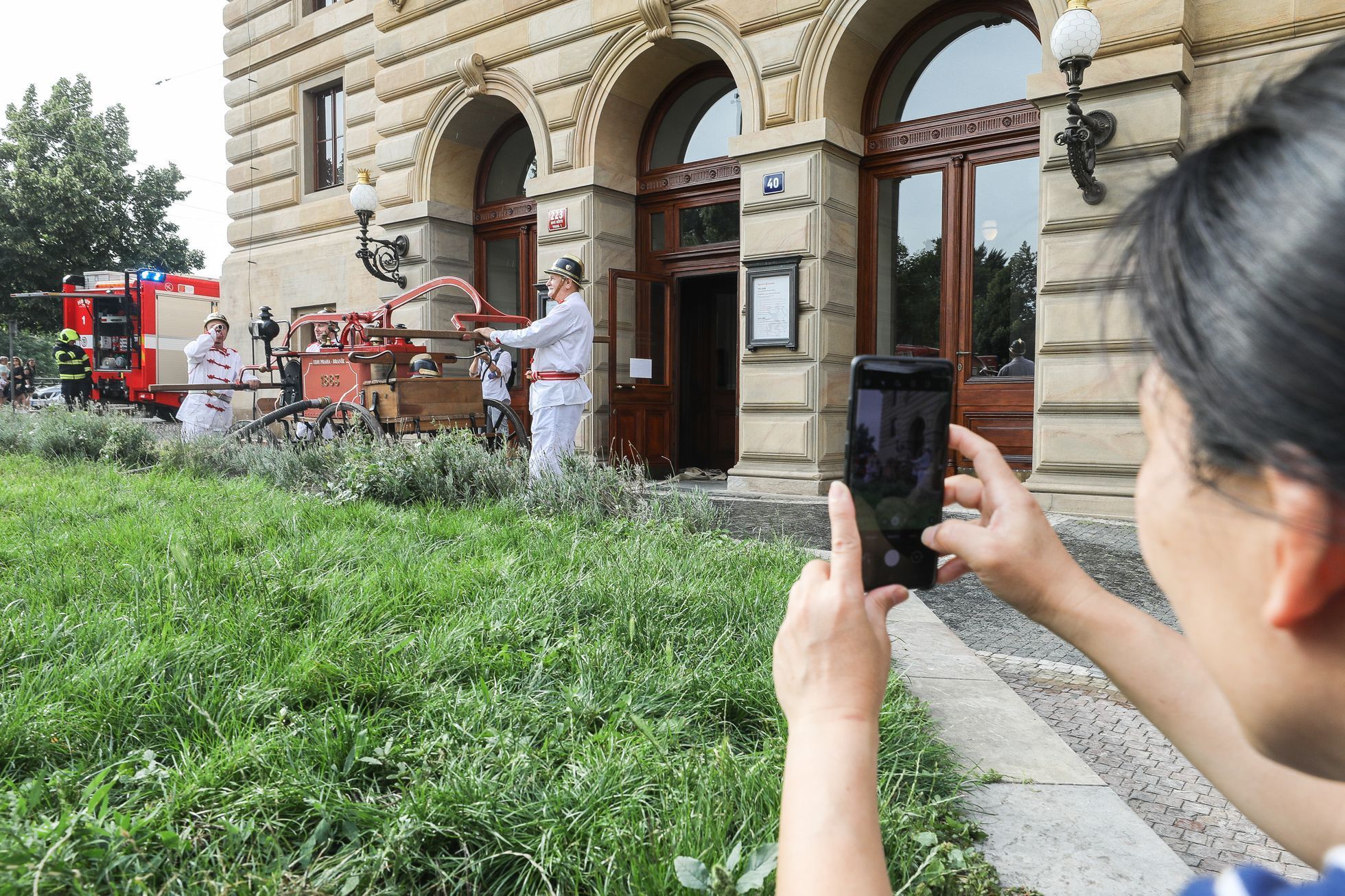 Ukázka požárního zásahu při příležitosti 140 let od požáru Národního divadla, hasiči, hašení
