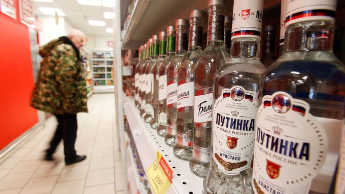 Vodka Putinka v moskevském supermarketu.