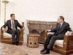 Vysoký představitel Evropské unie pro zahraniční politiku Javier Solana (vpravo) během rozhovorů s Asadem v Damašku