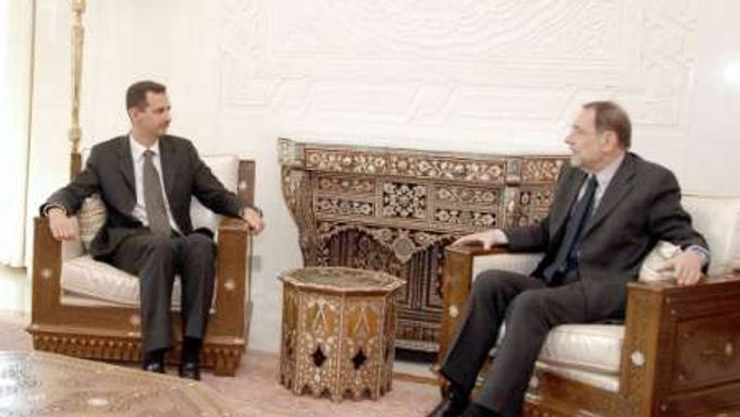Vysoký představitel Evropské unie pro zahraniční politiku Javier Solana (vpravo) jedná v Damašku se syrským prezidentem Bašárem Asadem.