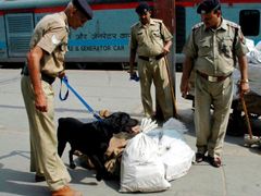 Indická policie je po útocích v pohotovosti. Hlídka na železničním nádraží v severoindickém Lucknow