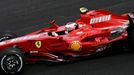 Pilot Ferrari Kimi Räikkönen bojuje o titul mistra světa na trati Velké ceny Brazílie.