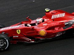 Pilot Ferrari Kimi Räikkönen bojuje o titul mistra světa na trati Velké ceny Brazílie.