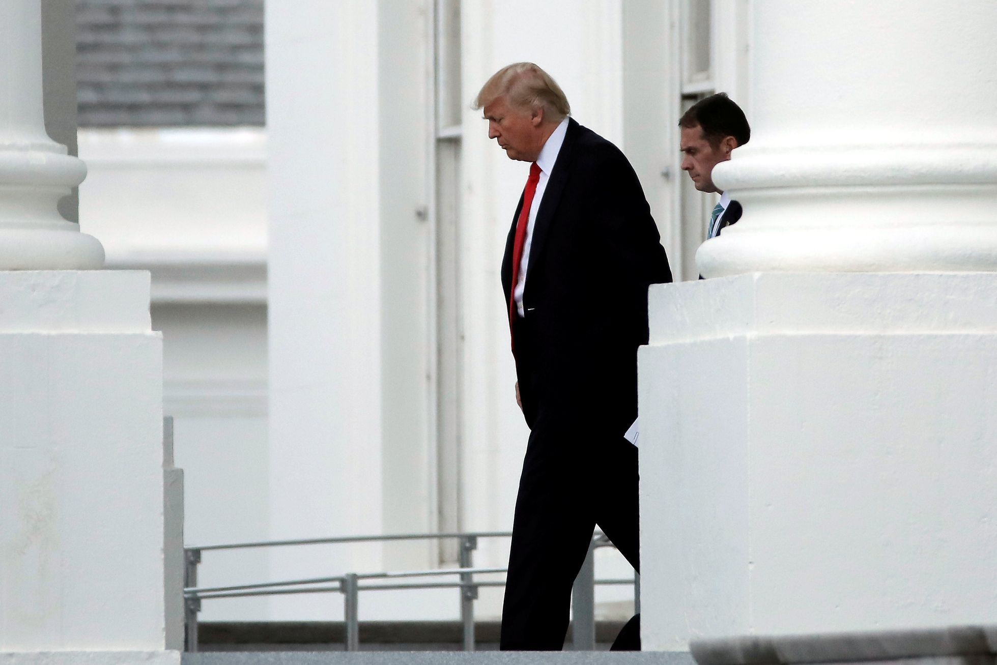 Trump kráčí Bílým domem