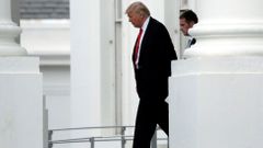 Trump kráčí Bílým domem