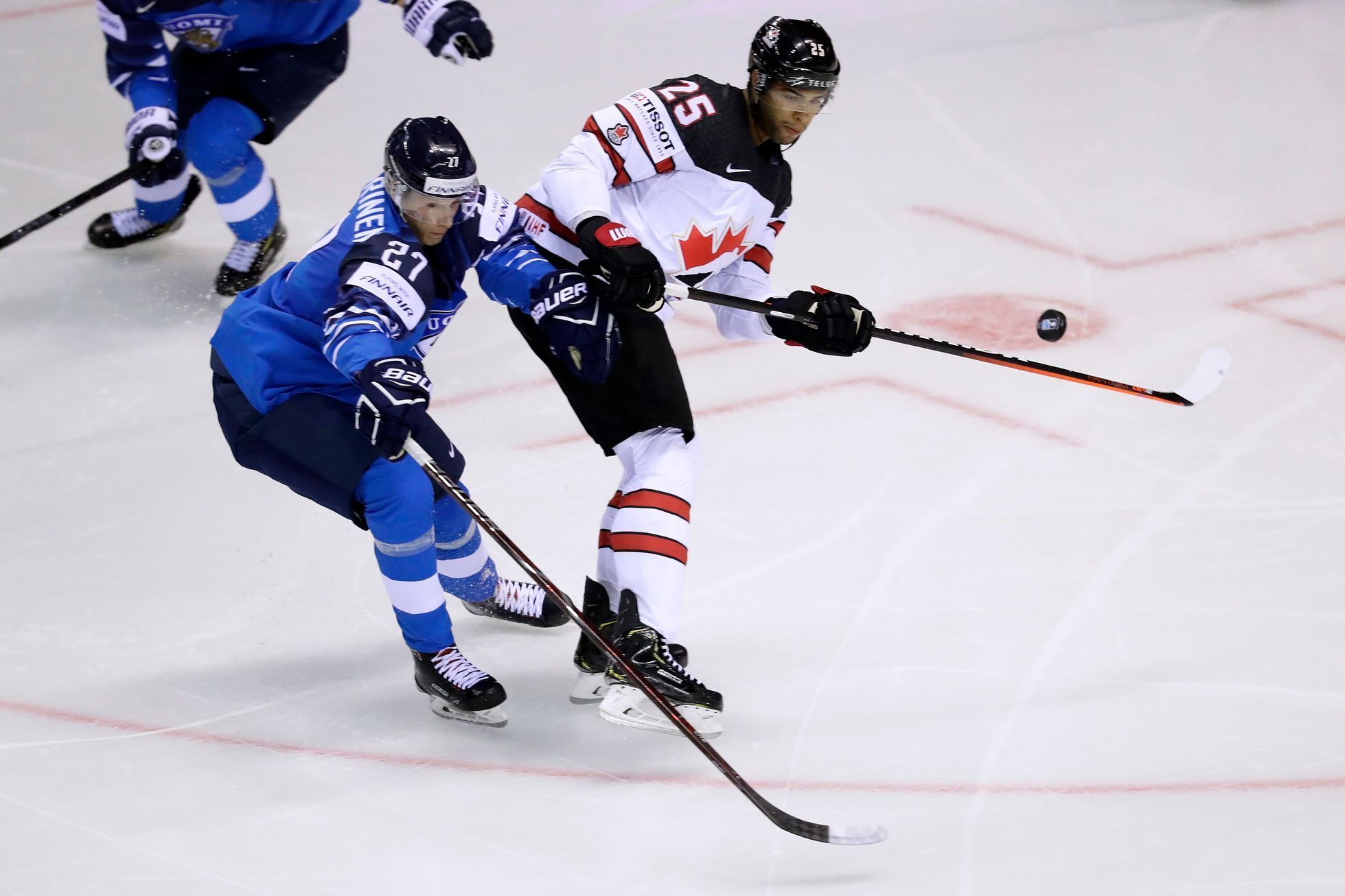 Finsko vs. Kanada na MS 2019: Eetu Luostarinen a Darnell Nurse
