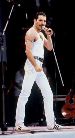 Freddie Mercury na koncertu Live Aid, červenec 1985.