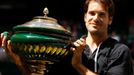 Německý tenista Tommy Haas pózuje s trofejí po vítězství na turnaji ATP v německém Halle.