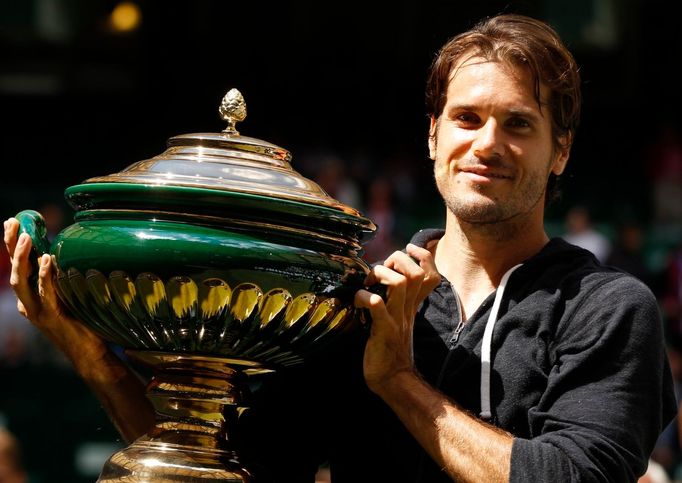 Německý tenista Tommy Haas pózuje s trofejí po vítězství na turnaji ATP v německém Halle.