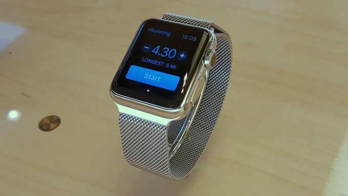Video natočené v Apple Store, bez komentáře, ukazuje, jak funguje ovládání hodinek a jak hodinky vypadají naživo,