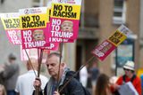 Obyvatelé Edinburghu protestují proti americkému prezidentovi Donaldu Trumpovi, který byl ve čtvrtek a v pátek na státní návštěvě ve Velké Británii.