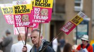 Obyvatelé Edinburghu protestují proti americkému prezidentovi Donaldu Trumpovi, který byl ve čtvrtek a v pátek na státní návštěvě ve Velké Británii.