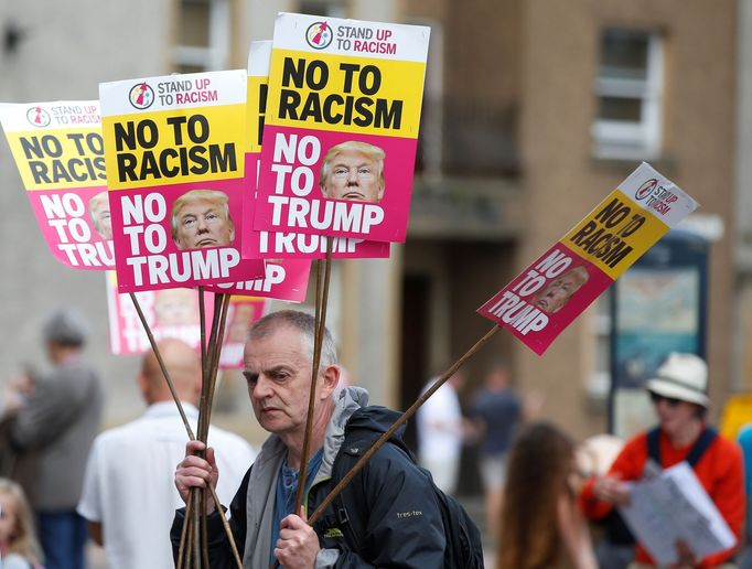 Lidé v Edinburghu protestují proti Donaldu Trumpovi, který je ve Velké Británii na státní návštěvě.