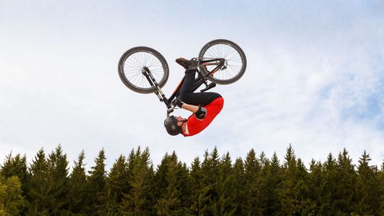 Báječní muži na létajících strojích. Bikeři se ve Špindlerově Mlýně loučili se sezonou